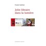 Jolie libraire dans la lumière