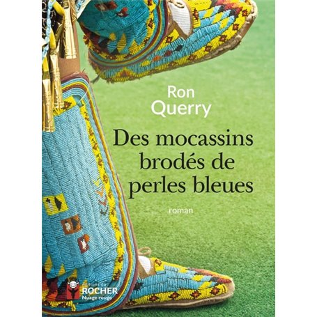 Des mocassins brodés de perles bleues