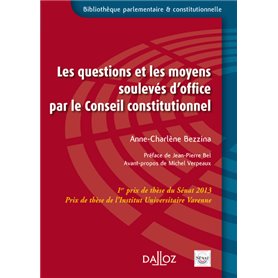 Les questions et les moyens soulevés d'office par le Conseil constitutionnel