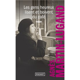 Les gens heureux lisent et boivent du café