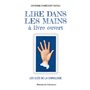 Lire dans les mains à livre ouvert