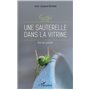 Une sauterelle dans la vitrine