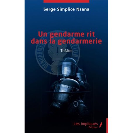 Un gendarme rit dans la gendarmerie