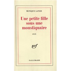 Une petite fille sous une moustiquaire