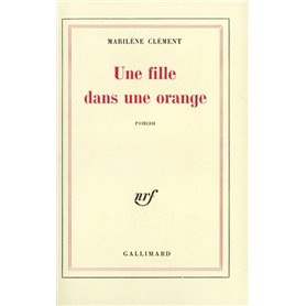 Une fille dans une orange