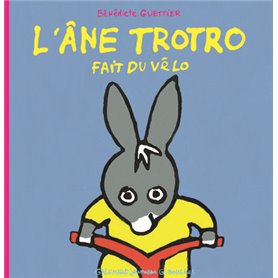 L'âne Trotro fait du vélo