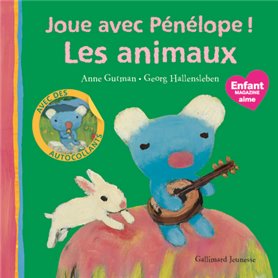 Pénélope joue avec les animaux