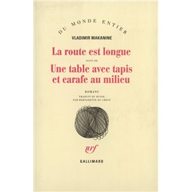 La Route est longue / Une table avec tapis et carafe au milieu