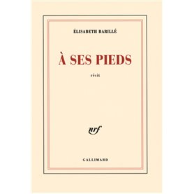 À ses pieds