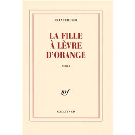 La fille à lèvre d'orange