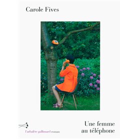 Une femme au téléphone