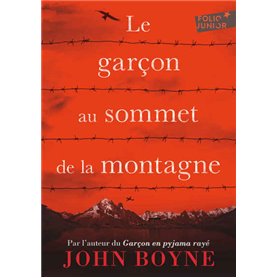 Le garçon au sommet de la montagne