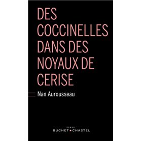 Des coccinelles dans des noyaux de cerise