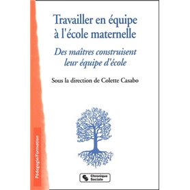 Travailler en équipe à l'école maternelle des maîtres construisent leur équipe d'école