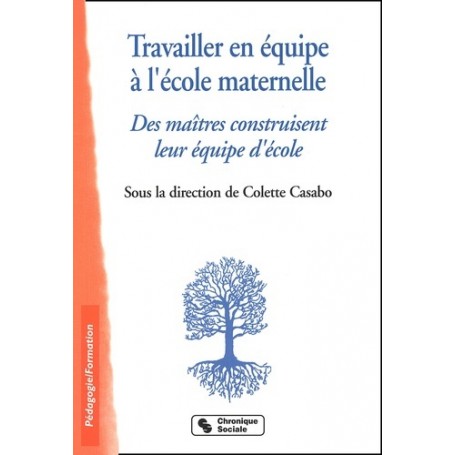 Travailler en équipe à l'école maternelle des maîtres construisent leur équipe d'école