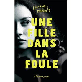 Une fille dans la foule