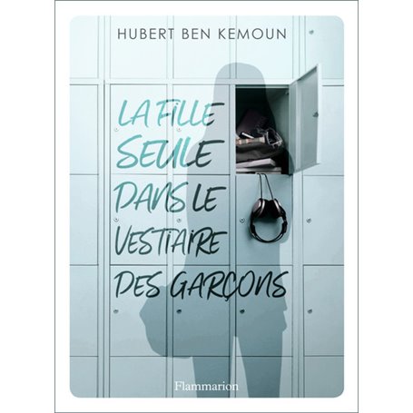 La fille seule dans le vestiaire des garçons