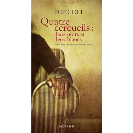 Quatre cercueils : deux noirs et deux blancs