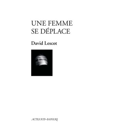 Une femme se déplace