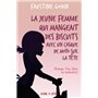 La jeune femme qui mangeait des biscuits avec un casque de moto sur la tête