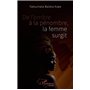 De l'ombre à la pénombre, la femme surgit