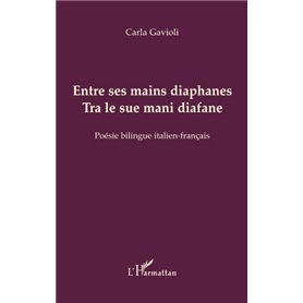 Entre ses mains diaphanes