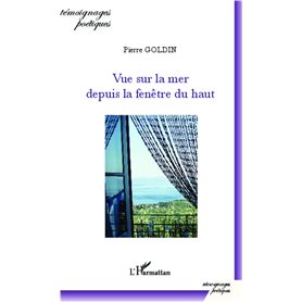 Vue sur la mer depuis la fenêtre du haut