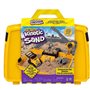 Kinetic Sand SABLE MAGIQUE - MALLETTE DE CONSTRUCTION 907 G + 3 ACCESSOIRES - Emportez Votre Sable À Modeler Partout & S