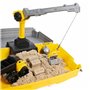 Kinetic Sand SABLE MAGIQUE - MALLETTE DE CONSTRUCTION 907 G + 3 ACCESSOIRES - Emportez Votre Sable À Modeler Partout & S