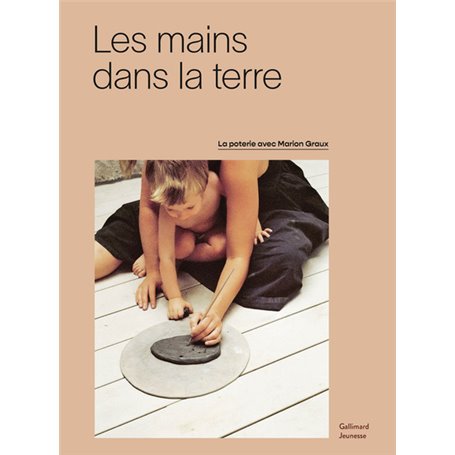 Les mains dans la terre