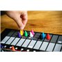 The OP Usaopoly | Jeu de société Hues and Cues en Anglais pour Toute la Famille | Jeu de fête pour 3 à 10 Joueurs | À Jouer avec