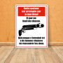 Fusil de chasse Plaque en métal avec slogan Cette maison est protégée par le ! Et par un fusil de chasse.