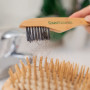 GranNaturals Brosse à cheveux - Outil de nettoyage pour peigne - Détachant avec manche en bois de hêtre naturel, poils durs en n