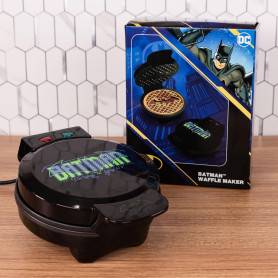 Uncanny Brands DC Comics Batman Game Over Gaufrier - Fait des gaufres Batman Insignia - Appareil de cuisine amusant - Antiadhési