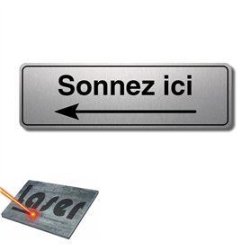 Plaque gravée autocollante 13x4cm Sonnez ici gauche fond Alu brossé