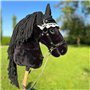 Hobby Horse Frison Noir, Cheval bâton Complet avec Filet, Mors, rêne, Licol et Bonnet Anti-Insectes. Tête de Cheval bâton pour H