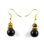 Boucles d'oreilles pendantes plaquées or avec perles véritables en onyx et oeil de tigre. Fermeture avec crochet et bouchon de f