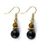 Boucles d'oreilles pendantes plaquées or avec perles véritables en onyx et oeil de tigre. Fermeture avec crochet et bouchon de f