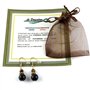 Boucles d'oreilles pendantes plaquées or avec perles véritables en onyx et oeil de tigre. Fermeture avec crochet et bouchon de f