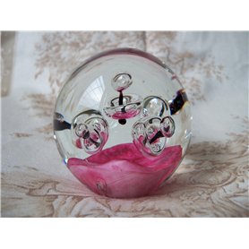 Presse papier en verre soufflé bulle et fond rose style Murano