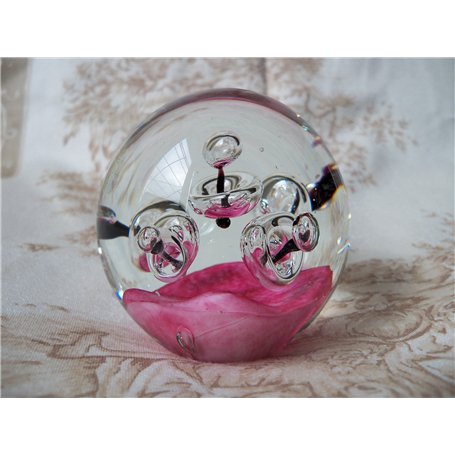 Presse papier en verre soufflé bulle et fond rose style Murano