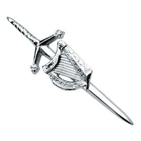 Pin’s harpe celtique irlandaise et écossaise et kilt finition chromée pour mariage et enterrement de vie de garçon