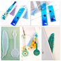 Iriisy Bookmarks Lot de 8 moules en résine en silicone transparent pour loisirs créatifs, marque-pages à la main, avec 10 pompon