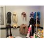 perruques et chapeaux en plastique