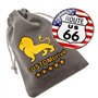 Broche épinglette Route 66 USA pin's motard Biker Triker avec drapeau americain. Livré avec étui cadeau en velours.