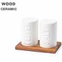 Salière et poivrière en céramique blanche dans un support en bois d'acacia - Look méditerranéen - Ustensile de cuisine