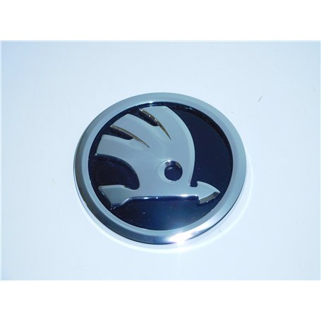 V0853621A - Véritable emblème Skoda - Diamètre : 90 mm