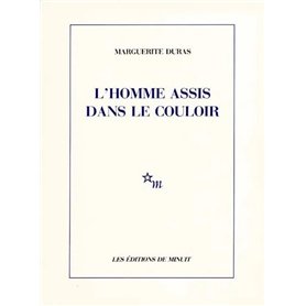 L'homme assis dans le couloir