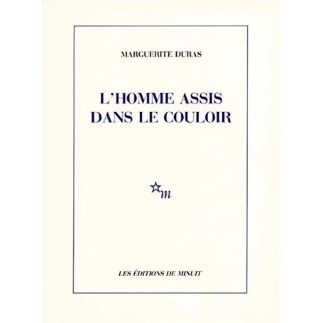 L'homme assis dans le couloir