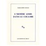 L'homme assis dans le couloir